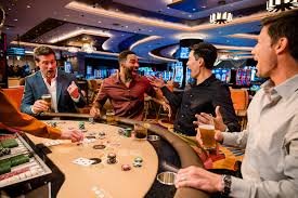 Roda Monopoly Live di studio bosslot dengan dealer profesional